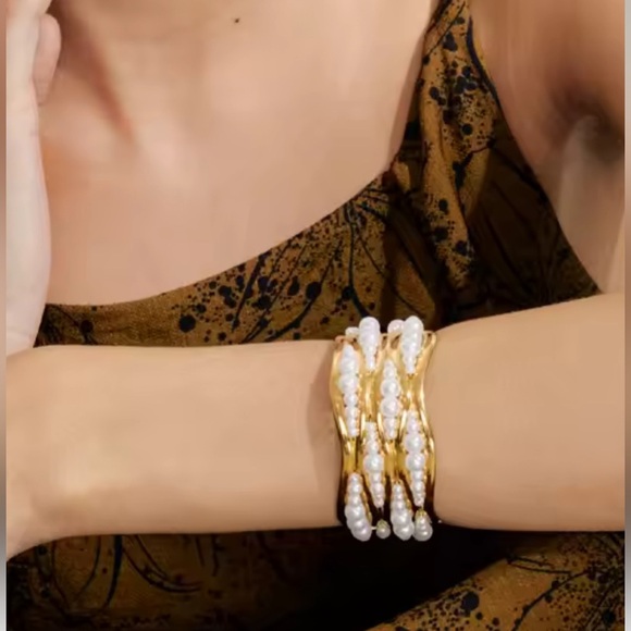 ZARA Big cuff wide bracket. 
Gold and White Pearl Bracelet - Picture 5 of 16